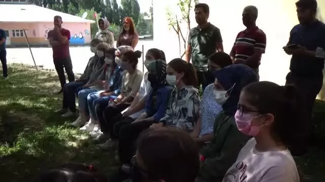 90 yaşındaki Kore gazisi Kaya, öğrencilerle buluştu 90 yaşındaki Kore gazisi Kaya, öğrencilerle buluştu