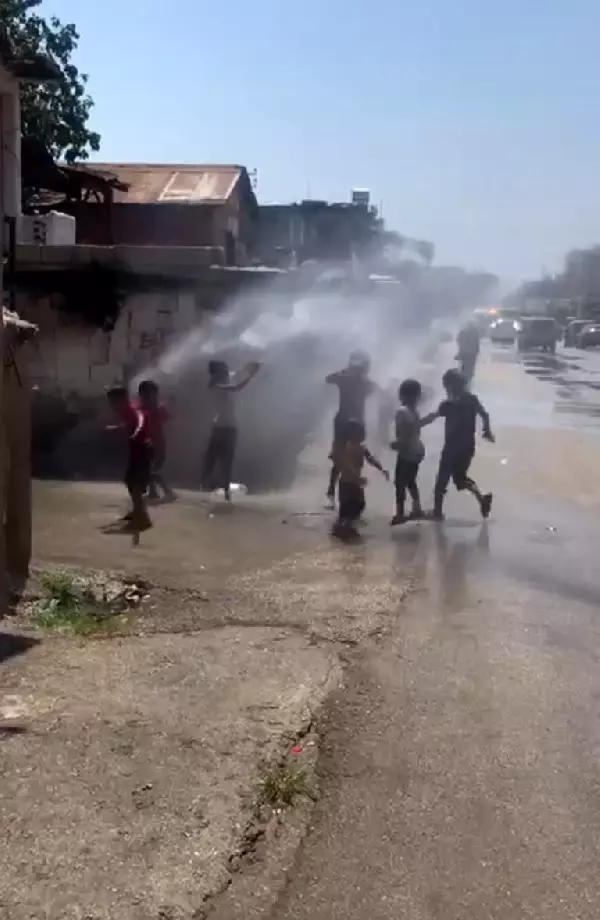 Adana'da arazözün tazyikli suyuyla serinlik Adana'da arazözün tazyikli suyuyla serinlik