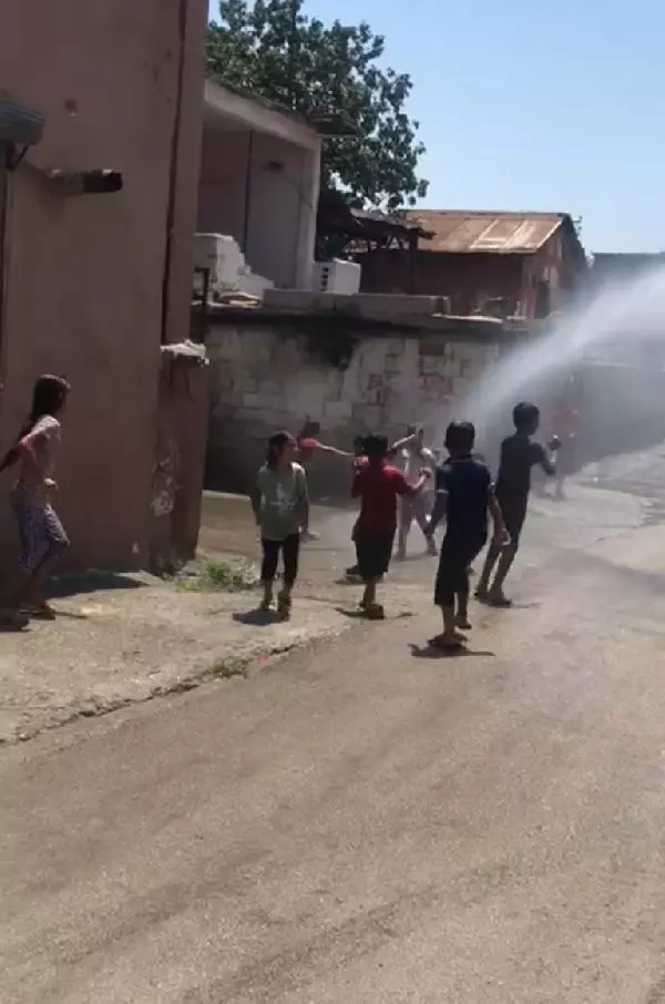 Adana'da arazözün tazyikli suyuyla serinlik