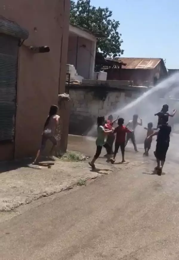 Adana'da arazözün tazyikli suyuyla serinlik
