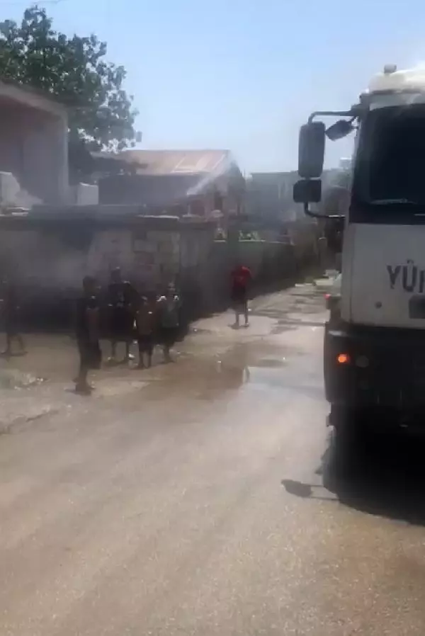 Adana'da arazözün tazyikli suyuyla serinlik
