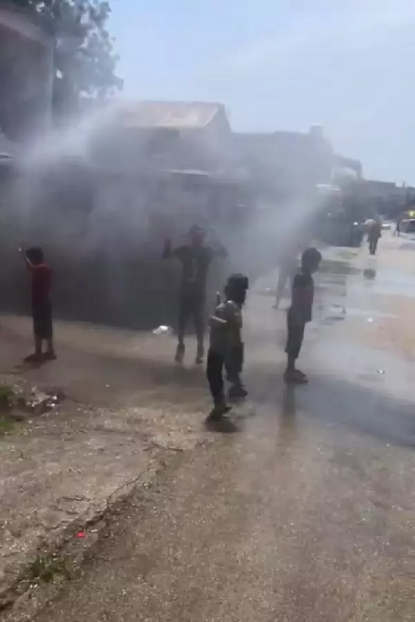 Adana'da arazözün tazyikli suyuyla serinlik