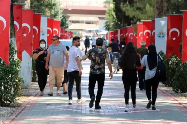 ADANA'DA BAYRAM ÖNCESİ HÜZÜNLÜ ŞEHİTLİK ZİYARETİ