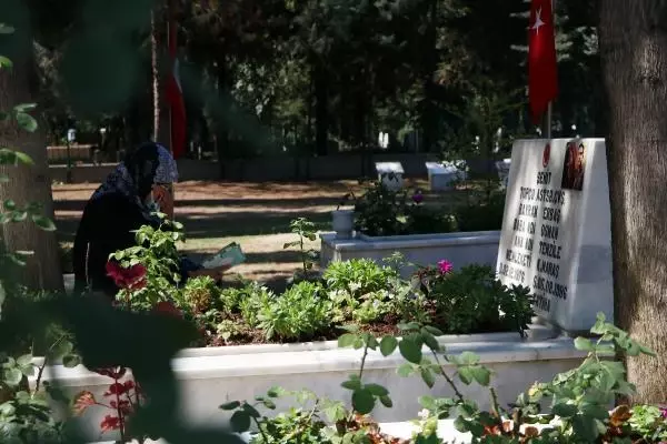 ADANA'DA BAYRAM ÖNCESİ HÜZÜNLÜ ŞEHİTLİK ZİYARETİ