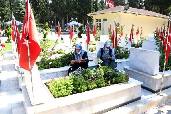 ADANA'DA BAYRAM ÖNCESİ HÜZÜNLÜ ŞEHİTLİK ZİYARETİ