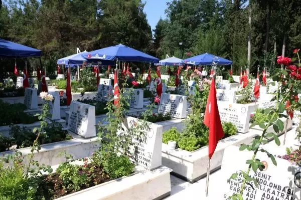 ADANA'DA BAYRAM ÖNCESİ HÜZÜNLÜ ŞEHİTLİK ZİYARETİ