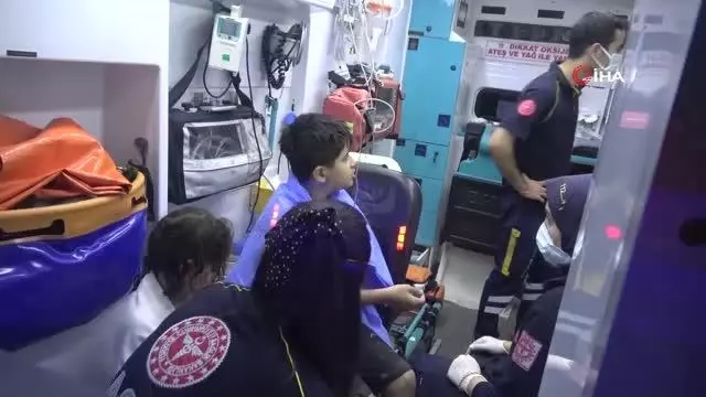 Adana'da otomobil drenaj kanalına düştü: Anne ve 4 çocuğu yaralandı