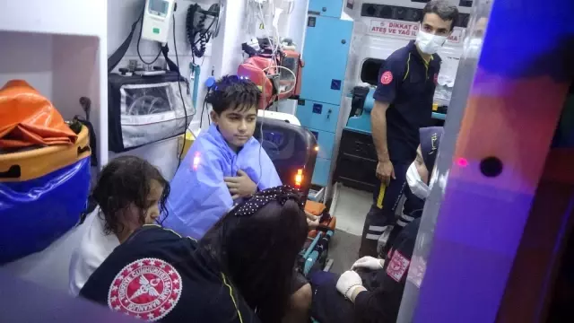 Adana'da otomobil drenaj kanalına düştü: Anne ve 4 çocuğu yaralandı