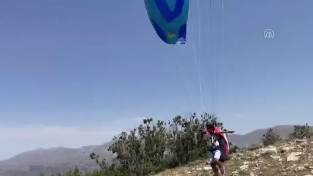 Adana Havacılık Kulübü, Bingöl semalarını paraşütlerle renklendirdi Adana Havacılık Kulübü, Bingöl semalarını paraşütlerle renklendirdi