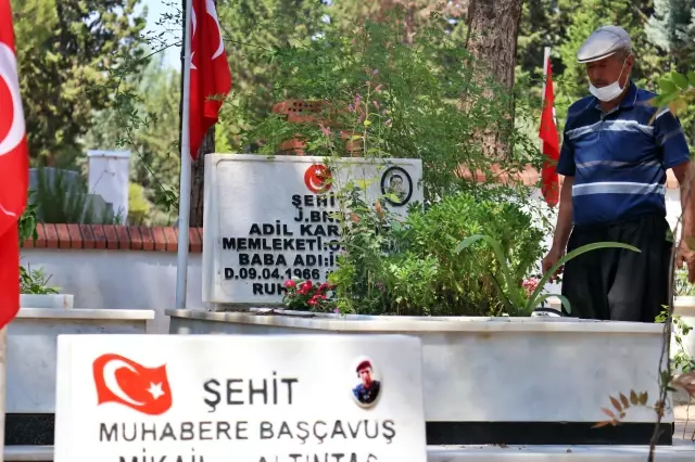 Adana, Mersin, Hatay ve Osmaniye'de şehitliklerde hüzünlü bayramlaşma Adana, Mersin, Hatay ve Osmaniye'de şehitliklerde hüzünlü bayramlaşma