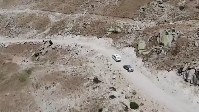 Ağrı yaylalarındaki göçer minikler, Kızılayın hediyeleriyle çifte bayram yaşadı
