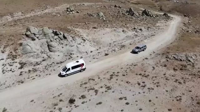 Ağrı yaylalarındaki göçer minikler, Kızılayın hediyeleriyle çifte bayram yaşadı