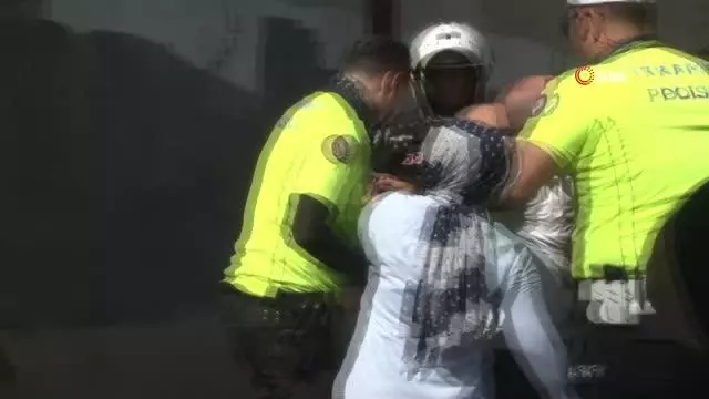 Ailesiyle tartışıp sinir krizi geçiren şahıs ortalığı birbirine kattı...Polisin silahını almaya çalışan şahıs etkisiz hale getirildi Ailesiyle tartışıp sinir krizi geçiren şahıs ortalığı birbirine kattı...Polisin silahını almaya çalışan şahıs etkisiz hale getirildi