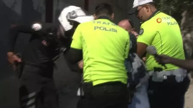 Ailesiyle tartışıp sinir krizi geçiren şahıs ortalığı birbirine kattı...Polisin silahını almaya çalışan şahıs etkisiz hale getirildi