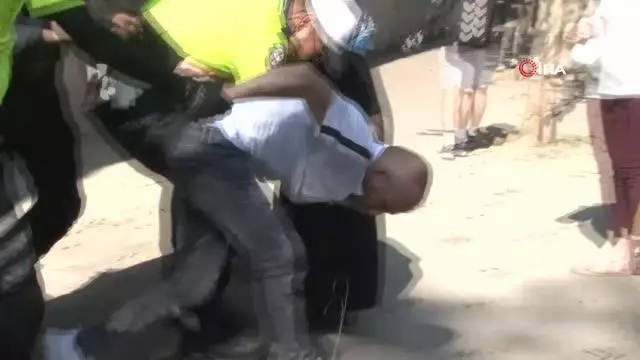 Ailesiyle tartışıp sinir krizi geçiren şahıs ortalığı birbirine kattı...Polisin silahını almaya çalışan şahıs etkisiz hale getirildi
