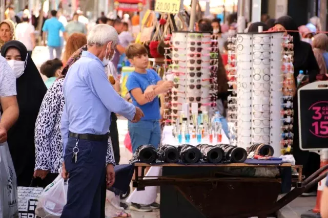 Aksaray'da çarşı pazarda arefe günü yoğunluğu Aksaray'da çarşı pazarda arefe günü yoğunluğu