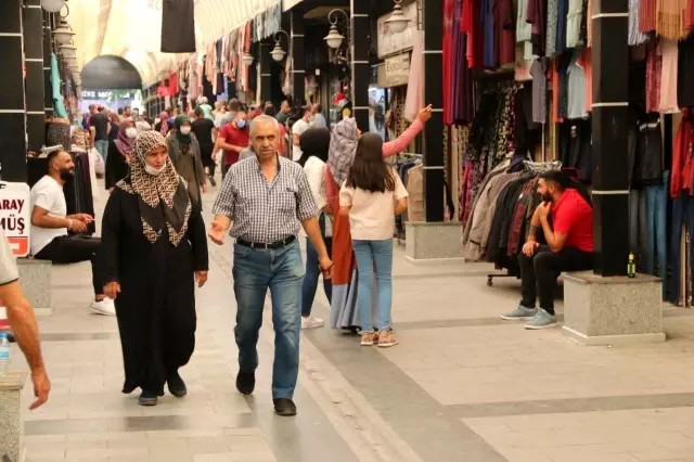Aksaray'da çarşı pazarda arefe günü yoğunluğu