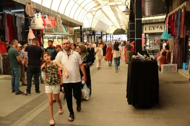 Aksaray'da çarşı pazarda arefe günü yoğunluğu