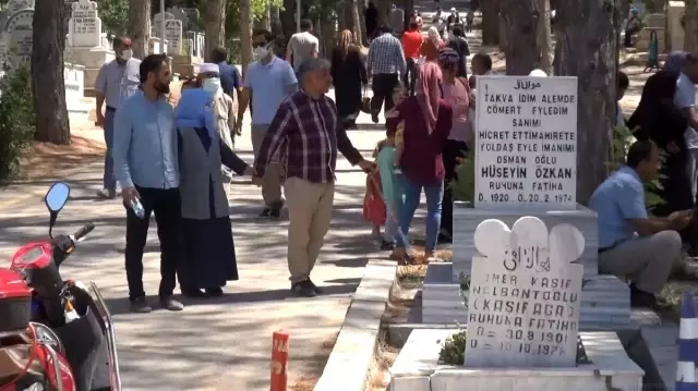 Aksaray'da mezarlıklarda bayram ziyareti yoğunluğu Aksaray'da mezarlıklarda bayram ziyareti yoğunluğu