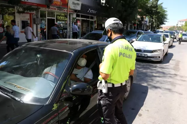 Aksaray'da yoğun trafiğe polisten sıkı denetim Aksaray'da yoğun trafiğe polisten sıkı denetim
