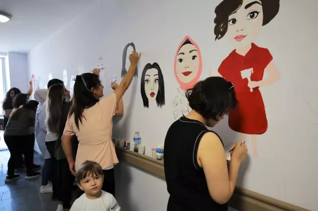 Çocukların korkuyu yenmesi için tüm duvarlara çizgi film karakterleri çizildi