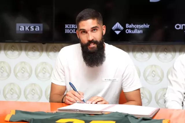 Alanyaspor, Slovenyalı stoperle ile 3 yıllık sözleşme imzaladı