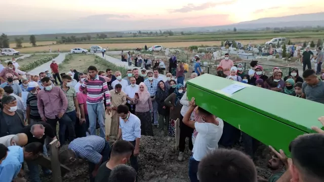 Son dakika haber! Amasya'da baraj gölünde boğulan 5 kişilik aile son yolculuğuna uğurlandı Son dakika haber! Amasya'da baraj gölünde boğulan 5 kişilik aile son yolculuğuna uğurlandı
