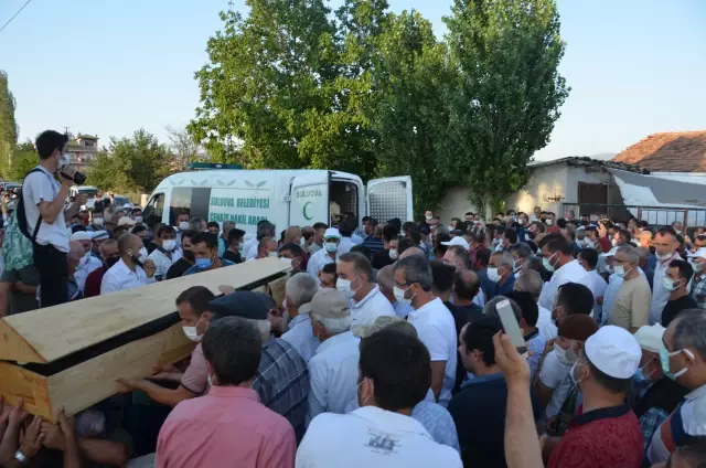 Son dakika haber! Amasya'da baraj gölünde boğulan 5 kişilik aile son yolculuğuna uğurlandı 2 Son dakika haber! Amasya'da baraj gölünde boğulan 5 kişilik aile son yolculuğuna uğurlandı