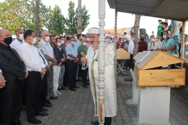 Son dakika haber! Amasya'da baraj gölünde boğulan 5 kişilik aile son yolculuğuna uğurlandı 3 Son dakika haber! Amasya'da baraj gölünde boğulan 5 kişilik aile son yolculuğuna uğurlandı