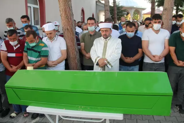 Son dakika haber! Amasya'da baraj gölünde boğulan 5 kişilik aile son yolculuğuna uğurlandı 4 Son dakika haber! Amasya'da baraj gölünde boğulan 5 kişilik aile son yolculuğuna uğurlandı