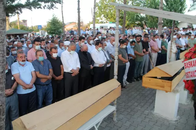 Son dakika haber! Amasya'da baraj gölünde boğulan 5 kişilik aile son yolculuğuna uğurlandı 5 Son dakika haber! Amasya'da baraj gölünde boğulan 5 kişilik aile son yolculuğuna uğurlandı