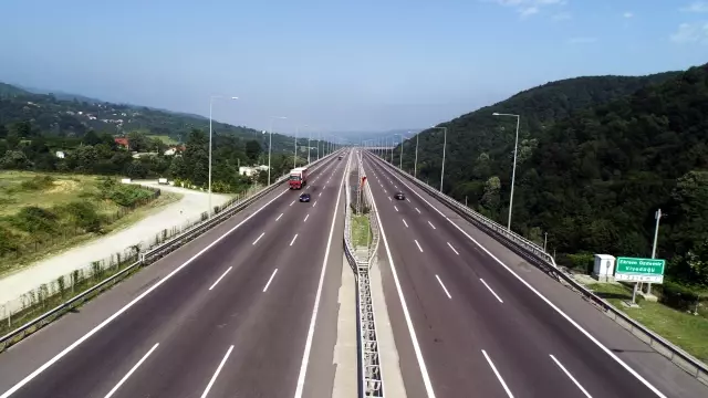 (DRONE) Anadolu Otoyolu'nda trafik yoğunluğu azaldı