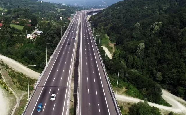 (DRONE) Anadolu Otoyolu'nda trafik yoğunluğu azaldı