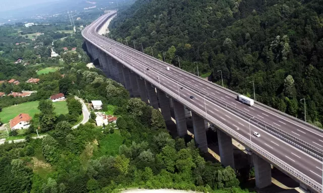 (DRONE) Anadolu Otoyolu'nda trafik yoğunluğu azaldı