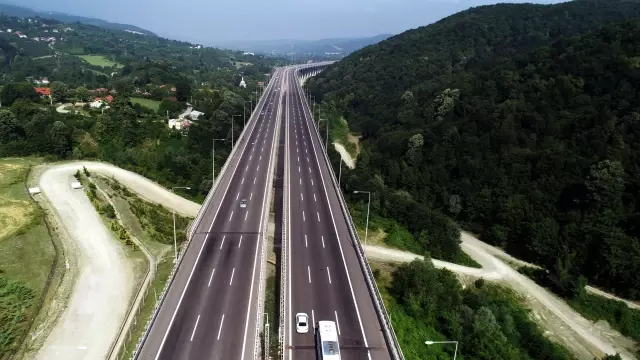 (DRONE) Anadolu Otoyolu'nda trafik yoğunluğu azaldı