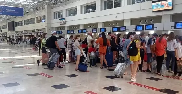 Antalya'da havalimanı iç hatlarda bayram hareketliliği