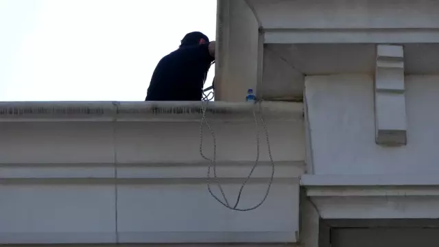 Araç parkı kavgasında 1 kişiyi öldürüp cezaevinden çıkan eski polis çatıya çıkarak intihara kalkıştı Araç parkı kavgasında 1 kişiyi öldürüp cezaevinden çıkan eski polis çatıya çıkarak intihara kalkıştı