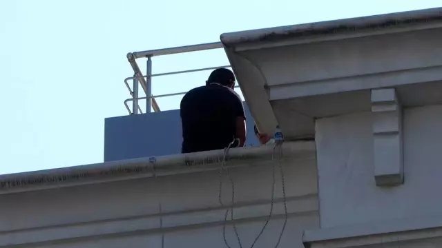Araç parkı kavgasında 1 kişiyi öldürüp cezaevinden çıkan eski polis çatıya çıkarak intihara kalkıştı