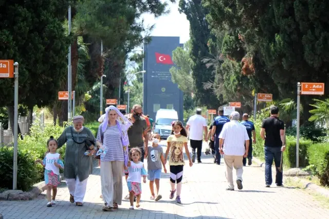 Arefe günü mezarlıklarda ziyaretçi yoğunluğu