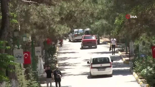 Arefe günü mezarlıklarda ziyaretçi yoğunluğu Arefe günü mezarlıklarda ziyaretçi yoğunluğu