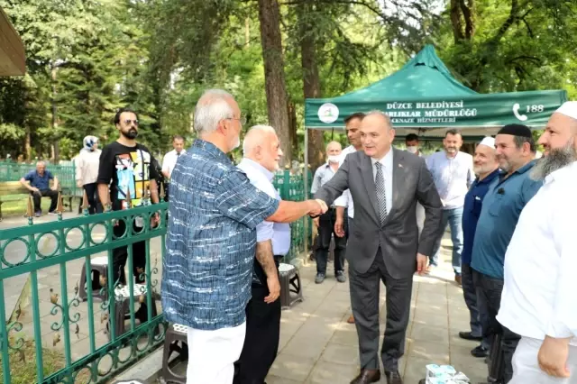 Arefe günü şehir mezarlığında Kur'an-ı kerim ziyafeti