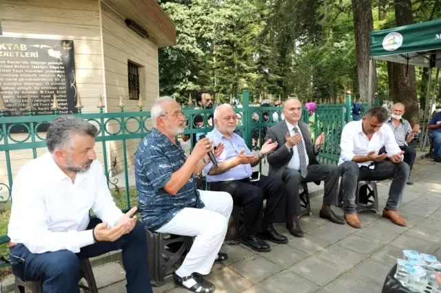 Arefe günü şehir mezarlığında Kur'an-ı kerim ziyafeti