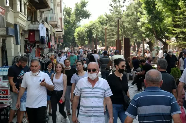 Arefe gününde çarşıya akın ettiler Arefe gününde çarşıya akın ettiler