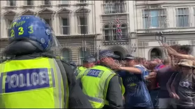 Son dakika gündem: İngiltere'de Kovid-19 aşısı ve karantina karşıtlarının gösterisine polis müdahale etti