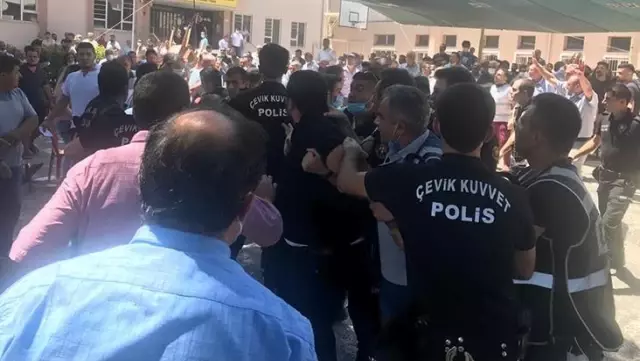 Baba ve oğulun katıldığı seçimde üyeler birbirlerine girdi, kavgayı polis güçlükle ayırdı Baba ve oğulun katıldığı seçimde üyeler birbirlerine girdi, kavgayı polis güçlükle ayırdı