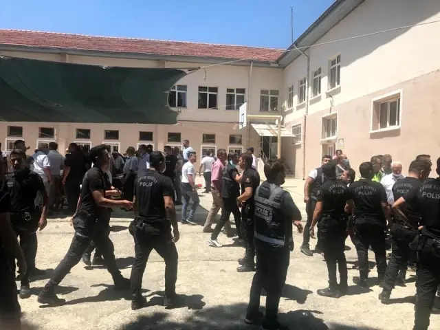 Baba ve oğulun yarıştığı seçimde üyeler birbirine girdi