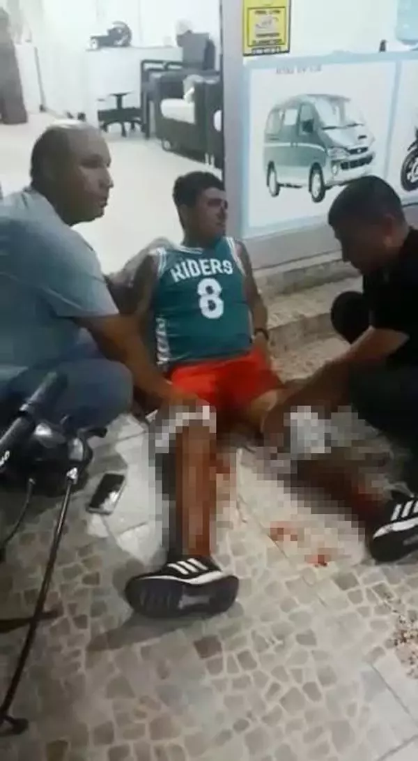 BACAKLARINDAN VURULDU, YERDE OTURARAK AMBULANSI BEKLEDİ BACAKLARINDAN VURULDU, YERDE OTURARAK AMBULANSI BEKLEDİ
