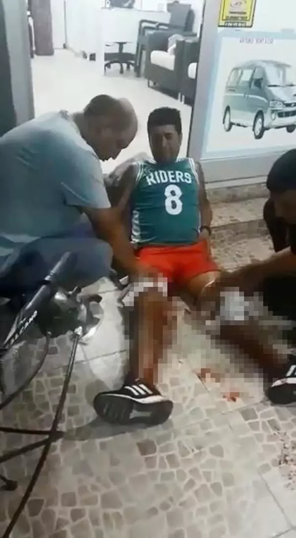 BACAKLARINDAN VURULDU, YERDE OTURARAK AMBULANSI BEKLEDİ