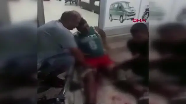BACAKLARINDAN VURULDU, YERDE OTURARAK AMBULANSI BEKLEDİ