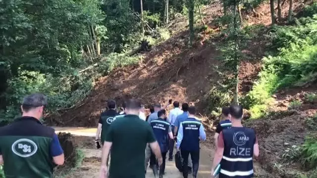 Bakan Kurum, Güneysu'da incelemelerini sürdürdü Bakan Kurum, Güneysu'da incelemelerini sürdürdü